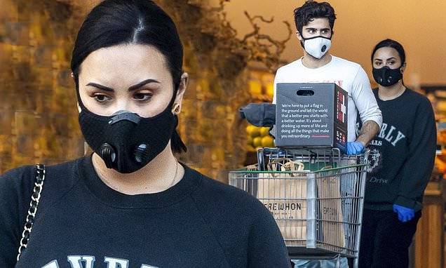 Max Ehrich - Demi Lovato dons a mask and gloves while loading up on groceries with new beau Max Ehrich - dailymail.co.uk - Los Angeles