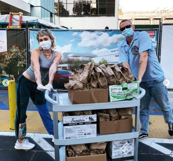 Miley Cyrus and Cody Simpson deliver 120 tacos to local hospital workers - thesun.co.uk - city Cody, county Simpson - county Simpson