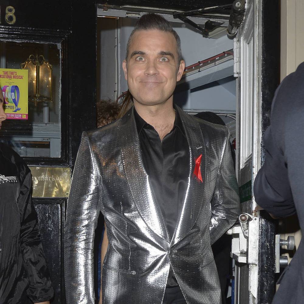 Robbie Williams - Robbie Williams suffered coronavirus symptoms during three-week isolation from family - peoplemagazine.co.za - Britain - Los Angeles