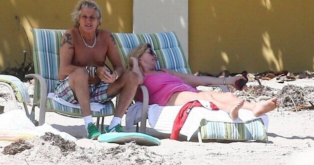 Emma Roberts - Julia Roberts - Rod Stewart - Margot Robbie - Penny Lancaster - Rod Stewart manages to catch some rays hours before beach shuts amid lockdown - mirror.co.uk - Usa - state Florida - county Palm Beach