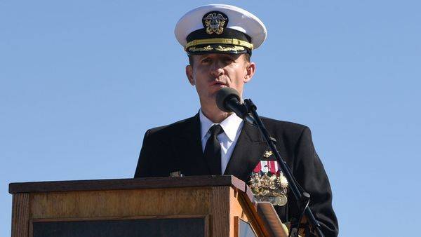 Donald Trump - Mark Esper - Brett Crozier - Thomas Modly - US navy captain fired for voicing coronavirus concern tests positive - livemint.com - New York - Usa - city New York - Guam