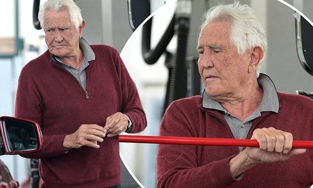 James Bond - George Lazenby - James Bond actor George Lazenby, 80, washes hands and windows at gas station in Los Angeles - dailymail.co.uk - Britain - Los Angeles - Australia - city Los Angeles - county George - county Bond