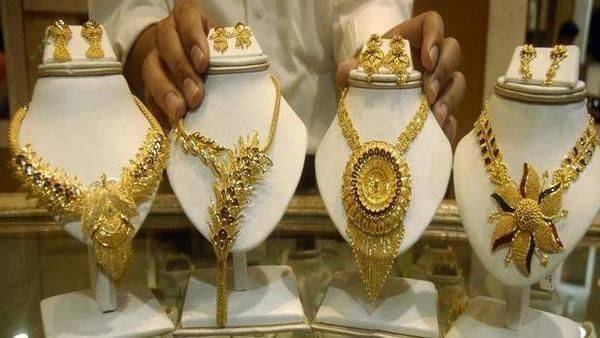 Gold prices today edge higher, silver follows suit - livemint.com - Usa - India