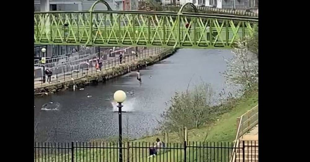 River Irwell - Two young men ignore coronavirus lockdown and leap into River Irwell from bridge - manchestereveningnews.co.uk - city Manchester