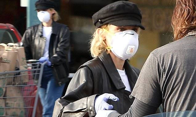 Diane Kruger - Diane Kruger goes shopping in LA wearing face mask and disposable gloves as she picks up groceries - dailymail.co.uk - Los Angeles