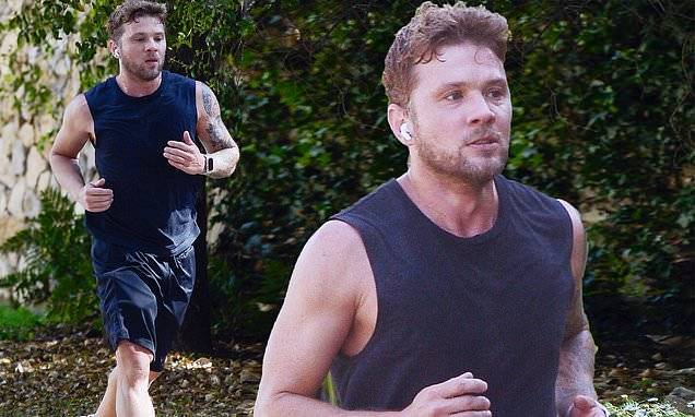 Reese Witherspoon - Ryan Phillippe - Ryan Phillippe shows off his biceps in a sleeveless tank for outdoor run amid coronavirus lockdown - dailymail.co.uk - Los Angeles - city Santa Monica