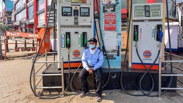 Petrol sales shrink 15.5%, diesel 24% in March as lockdown wipes demand - livemint.com - city New Delhi - India