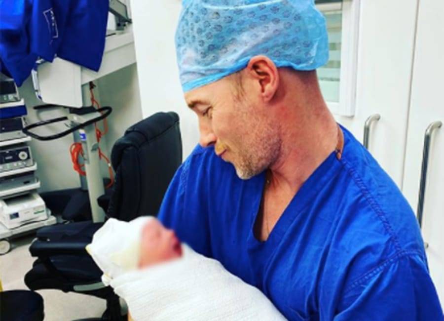 Ronan Keating - New dad Ronan Keating shares loving hospital snap of baby girl - evoke.ie - Australia