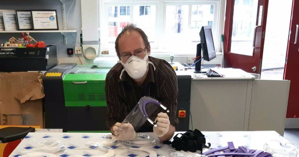 A teacher is making protective gear for NHS staff in a school's technology department - manchestereveningnews.co.uk - Spain