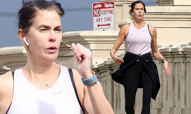 Teri Hatcher goes for a brisk power walk through deserted LA streets as she stays fit - dailymail.co.uk - Los Angeles - city Los Angeles