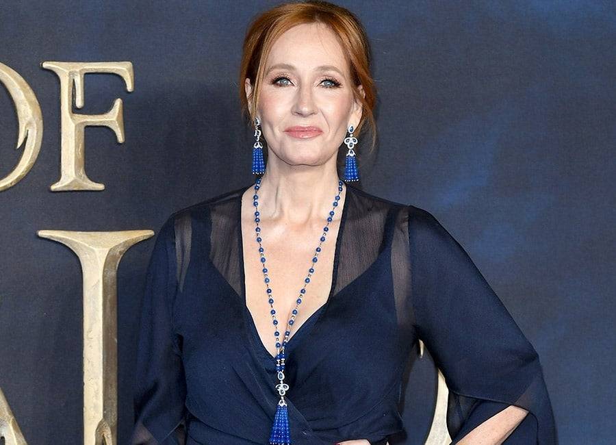 J.K. Rowling says she had COVID-19 and shares video on how to relieve symptoms - evoke.ie - Britain