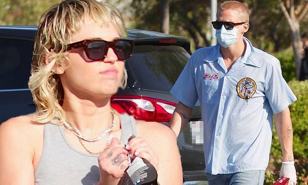 Hannah Montana - Miley Cyrus goes grocery shopping with masked beau Cody Simpson - dailymail.co.uk - Los Angeles - city Los Angeles - state Montana - city Cody, county Simpson - county Simpson