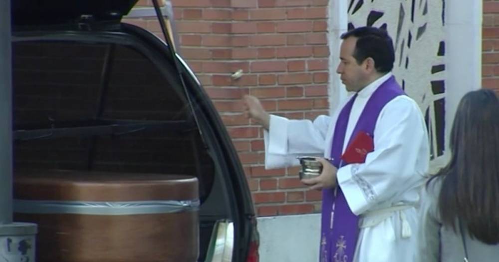 Priest holds heartbreaking 'drive-through' funeral service every 15 minutes - dailystar.co.uk - Spain - city Madrid