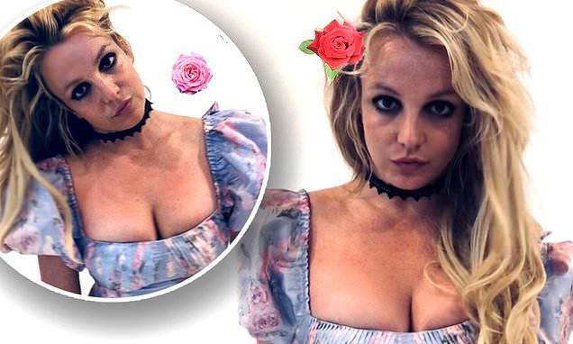 Britney Spears - Britney Spears flashes her toned tummy while rocking patterned floral top in new photos - dailymail.co.uk