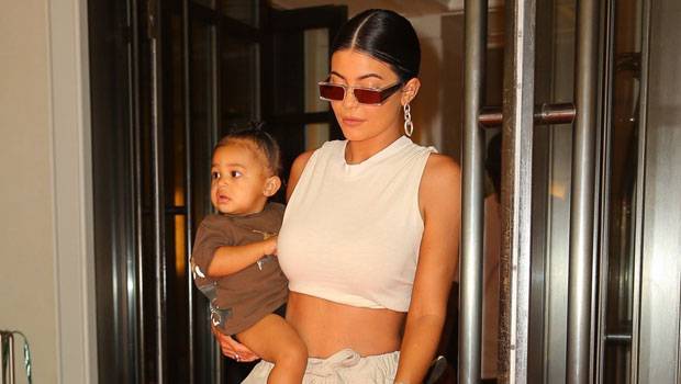 Kylie Jenner - Kylie Jenner Styles Stormi’s Hair In An Adorable High Pony Her Daughter Doesn’t Even Flinch – Watch - hollywoodlife.com