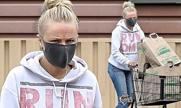 Malin Akerman stocks up on groceries in protective mask and ripped jeans amid the coronavirus crisis - dailymail.co.uk - Los Angeles - Canada - city Los Angeles