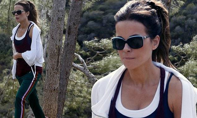 Kate Beckinsale - Kate Beckinsale cuts athleisure chic look as she takes dogs for a walk during break from quarantine - dailymail.co.uk - Britain - Los Angeles