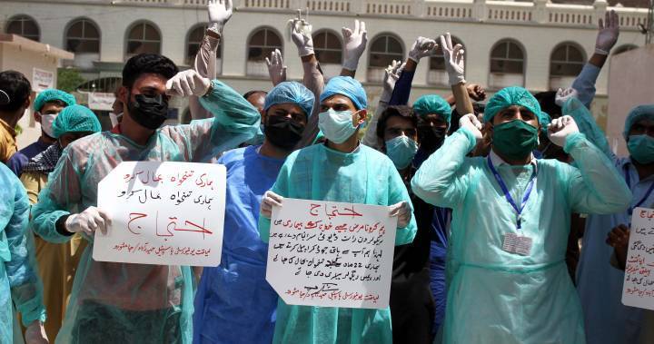 Pakistan doctors treating coronavirus patients jailed for protesting lack of equipment - globalnews.ca - Pakistan