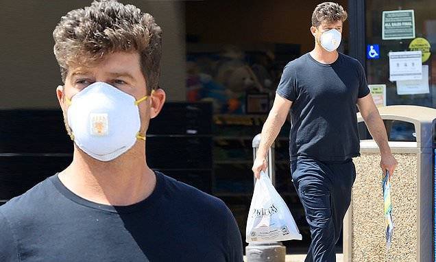 Robin Thicke - Robin Thicke heads to the grocery store armed with face mask - dailymail.co.uk - Usa - city Malibu
