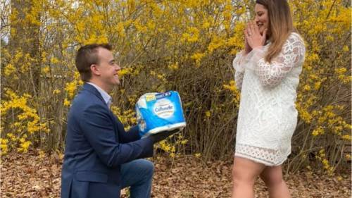 U.S. couple has coronavirus-themed engagement photoshoot - globalnews.ca