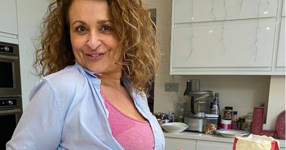 Nadia Sawalha - Loose Women’s Nadia Sawalha sends fans wild with picture of herself jokingly baking bread with her tummy out - ok.co.uk