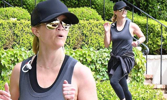 Reese Witherspoon - Reese Witherspoon stays healthy with a sunlit jog in Los Angeles - dailymail.co.uk - Los Angeles - city Los Angeles