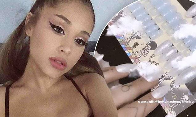 Ariana Grande's fans dub her the 'Queen Of Nails' - dailymail.co.uk