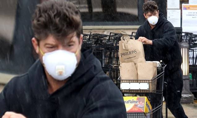 Robin Thicke - Robin Thicke wears respirator mask as he picks up groceries at Malibu supermarket amid April showers - dailymail.co.uk - city Malibu