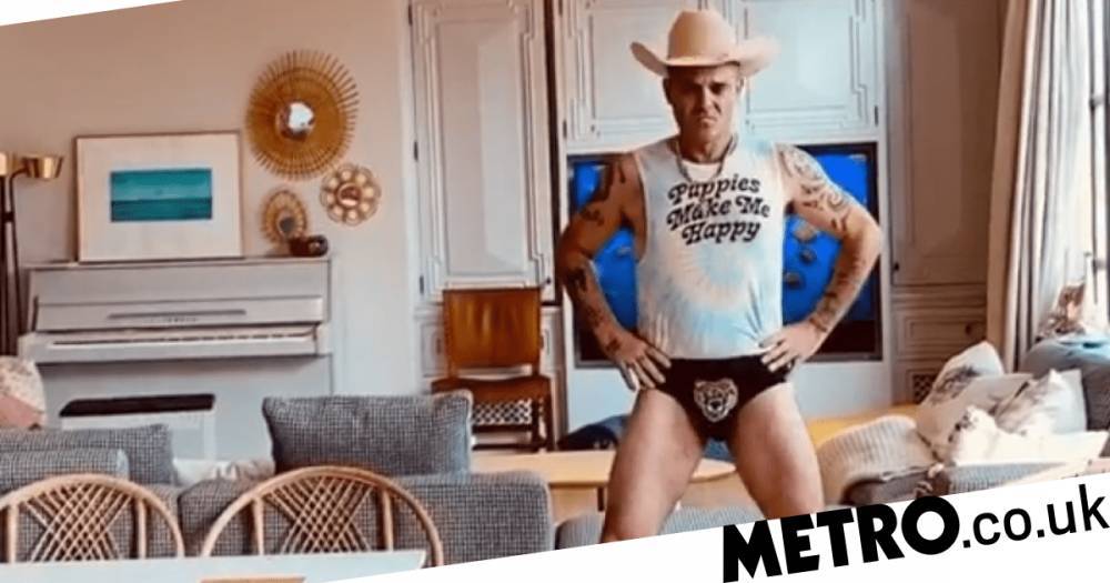 Joe Exotic - Robbie Williams - Robbie Williams channels Joe Exotic in his pants with Tiger King themed workout - metro.co.uk - Los Angeles