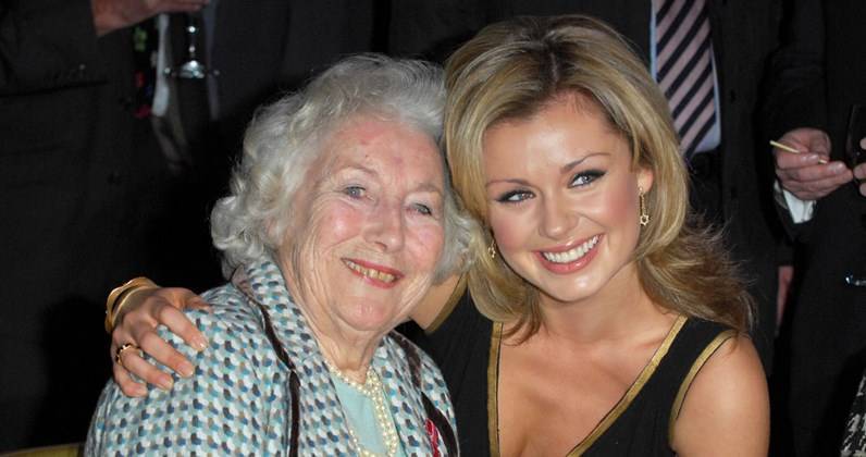 Vera Lynn - Katherine Jenkins - Katherine Jenkins teaming up with Dame Vera Lynn to release We'll Meet Again duet to raise money for NHS - officialcharts.com - Britain