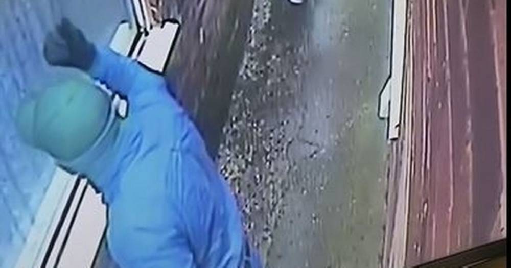 Moment 'scumbags' creep up to woman's home before stealing thousands of pounds of jewellery...she has been left terrified - manchestereveningnews.co.uk