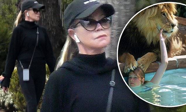 Melanie Griffith - Tippi Hedren - Melanie Griffith, 62, looks very fit as she goes for a power walk in LA - dailymail.co.uk - Los Angeles - state California - city Los Angeles