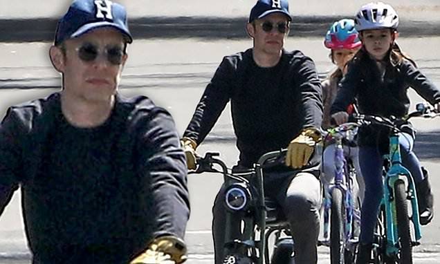 Tom Hanks - Rita Wilson - Colin Hanks - Colin Hanks rides bikes with his daughters after dad Tom and mom Rita Wilson's coronavirus recovery - dailymail.co.uk