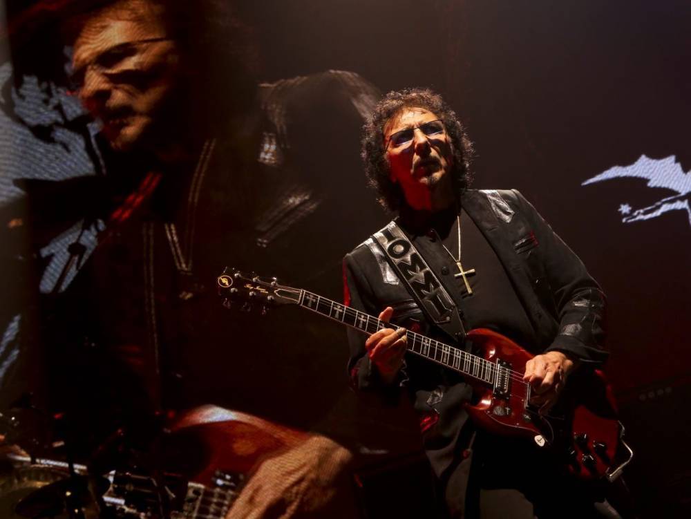 Tony Iommi - Black Sabbath's Tony Iommi auctioning guitar to raise money for NHS - torontosun.com - Britain - city Birmingham