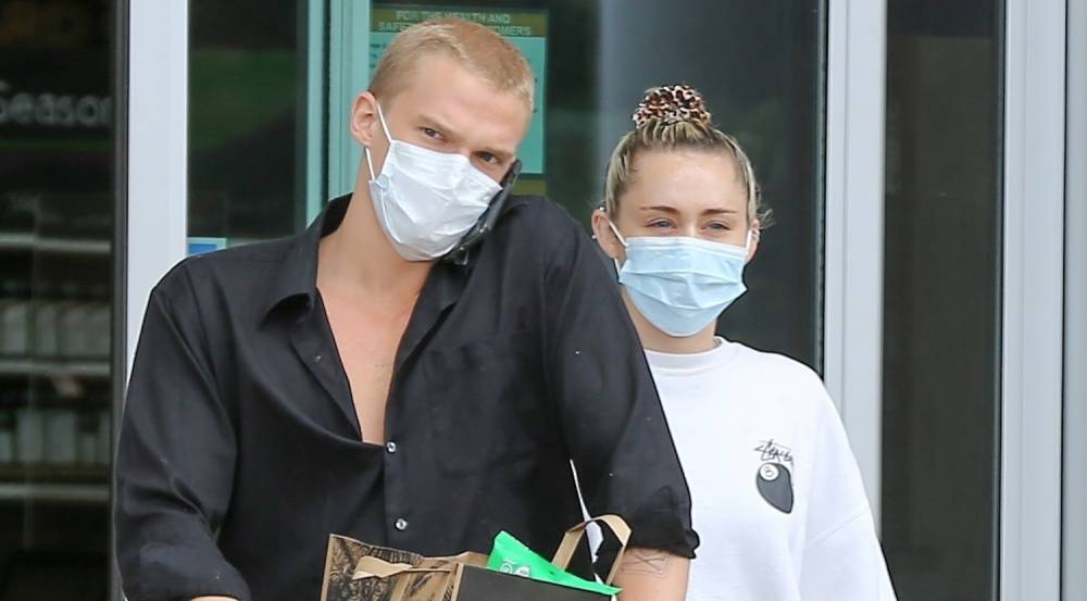 Miley Cyrus & Cody Simpson Stay Safe in Masks & Gloves While Stocking Up on Groceries - justjared.com - Australia - city Cody, county Simpson - county Simpson