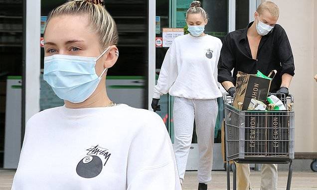 Miley Cyrus and boyfriend Cody Simpson make sure to put on gloves and masks during grocery run - dailymail.co.uk - city Cody, county Simpson - county Simpson