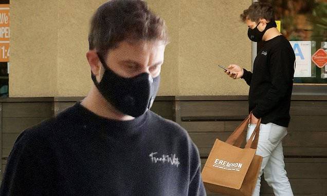 Joshua Jackson - Joshua Jackson makes a grocery run in LA days after pregnant wife Jodie Turner-Smith's due date - dailymail.co.uk - Los Angeles