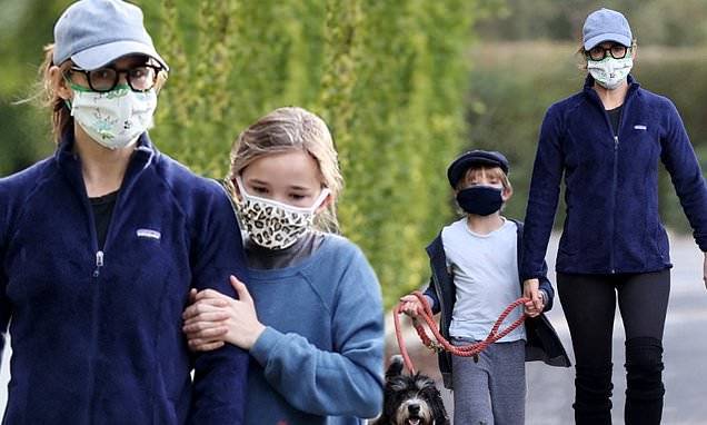 Jennifer Garner goes on a walk with daughter Seraphina and son Samuel amid California's lockdown - dailymail.co.uk - Usa - Los Angeles - state California - city Los Angeles