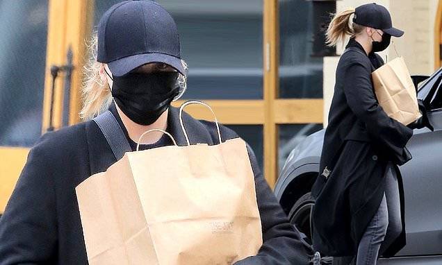 Chloe Grace Moretz goes incognito in a face mask for a quick stop at the grocery store - dailymail.co.uk - Los Angeles - city Los Angeles - city Studio