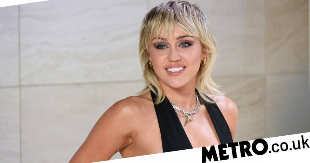 Hannah Montana - Miley Cyrus FaceTimed her hairdresser while cutting her own locks in quarantine after fringe disaster - metro.co.uk - state Montana