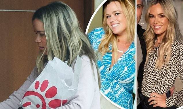 Teddi Mellencamp carries a bag of Chick-fil-A after showing off her weight loss journey - dailymail.co.uk - Los Angeles - city Los Angeles
