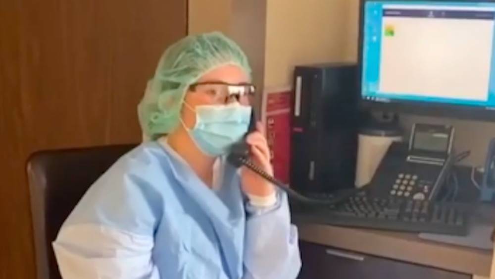 A NYC Nurse Cheers Up Hospital Patients Every Day by Singing to Them Over the Intercom -- Watch! - etonline.com - state New York - county Queens