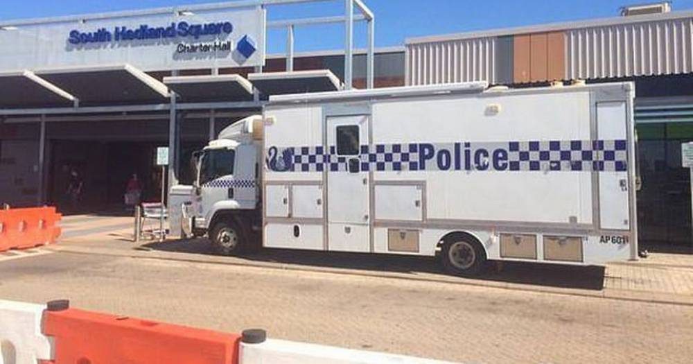 Man in high-vis gear goes on stabbing rampage at shopping centre before being shot - dailystar.co.uk - Australia