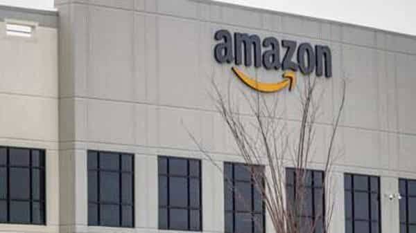 Jeff Bezos - Amazon profit falls as pandemic-related costs rise - livemint.com - New York - city Seattle
