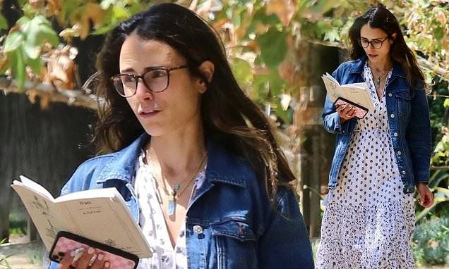 Jordana Brewster - Jordana Brewster reads book while walking in LA as she embraces new chapter in life after turning 40 - dailymail.co.uk