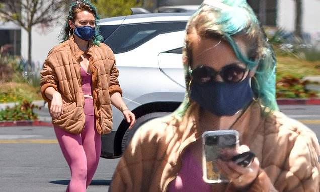 Hilary Duff - Lizzie Macguire - Hilary Duff rocks skin-tight pink outfit and mask during grocery run as she confesses she's thankful - dailymail.co.uk - Los Angeles - city Los Angeles - city Studio