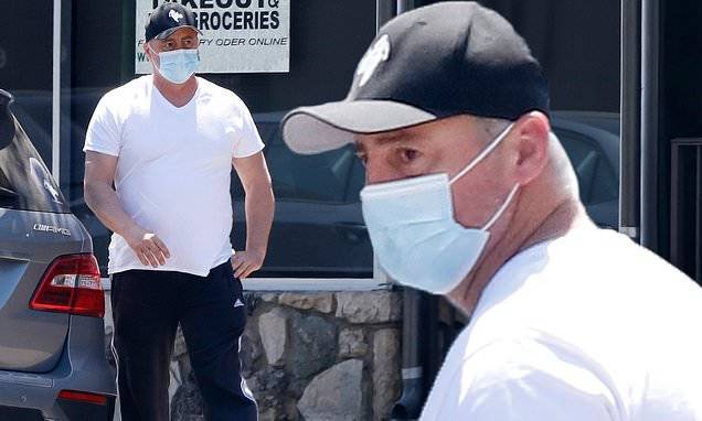 Joey Tribbiani - Matt LeBlanc wears medical mask as he grabs takeout - dailymail.co.uk - Los Angeles - city Los Angeles