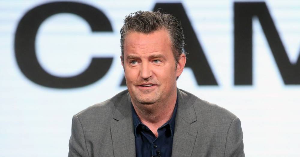 Matthew Perry - Matthew Perry leaves LA medical facility clutching stomach and wearing face mask - mirror.co.uk - Los Angeles