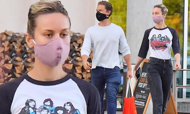 Brie Larson makes sure to wear a mask buying groceries with boyfriend Elijah Allan-Blitz - dailymail.co.uk - Los Angeles - city Los Angeles