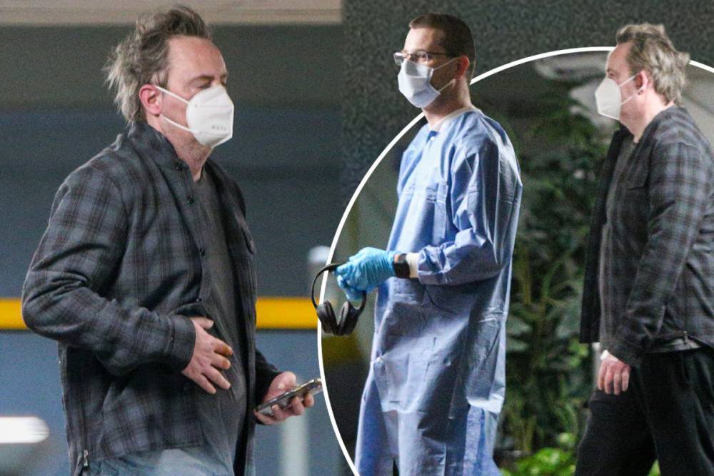 Matthew Perry is seen clutching his stomach after spending two hours at an LA medical facility - thesun.co.uk - Los Angeles